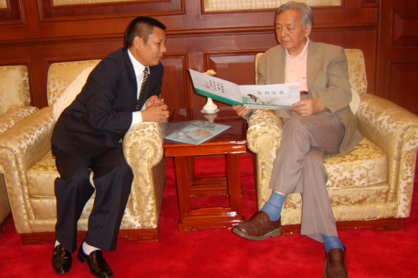 國家外國專家局局長馬俊如在聽取付國福董事長做匯報(bào)